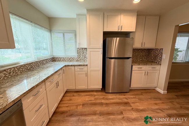 Building Photo - Remodeled 2 Bedroom Duplex with Private Ba...