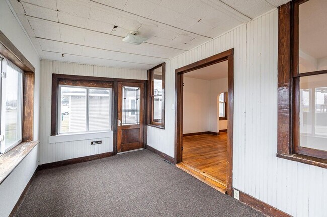 Building Photo - 3-4BR Rent or Rent to Own with New Kitchen and Garage!