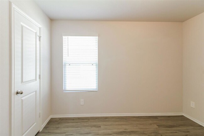 Building Photo - 2468 Carp Dr