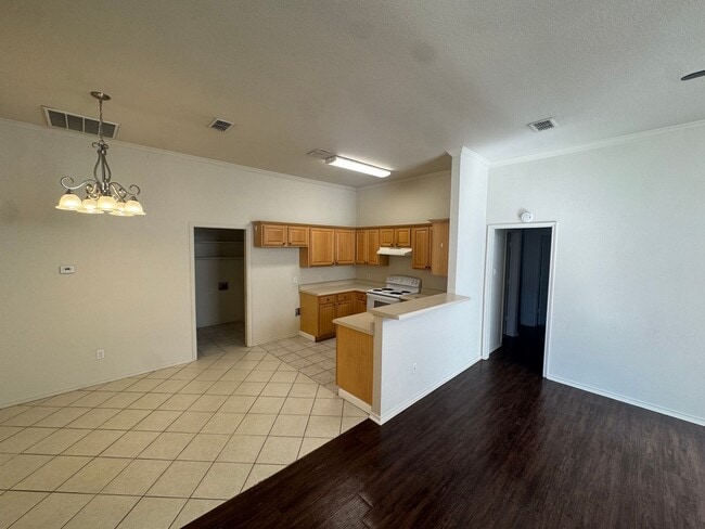 Building Photo - 3/2/2 Duplex / Bathroom Reno / Updated/ Fenced Back Yard - Pets Welcome