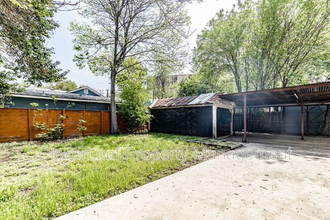 Building Photo - 323 Barrera St