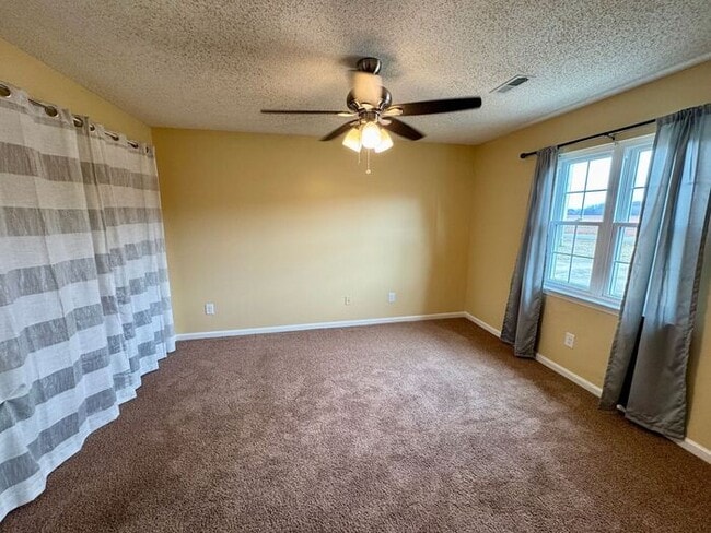 Building Photo - LARGE FENCED YARD, and lawn care INCLUDED