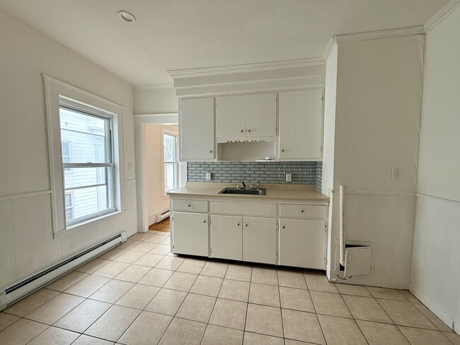 Building Photo - 28 Brook St