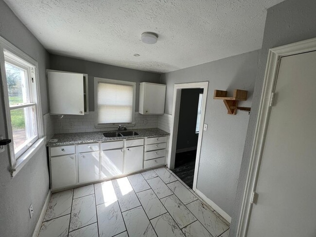 Building Photo - 3012 Live Oak St