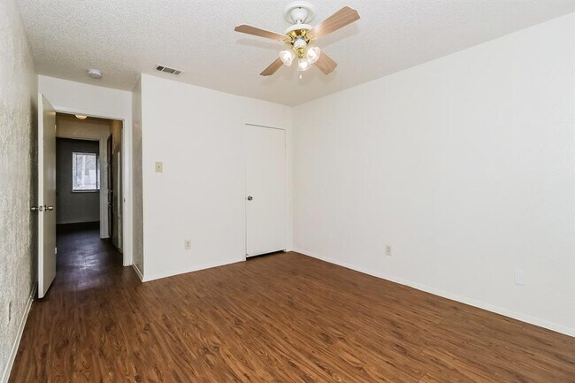 Building Photo - 323 W William Cannon Dr