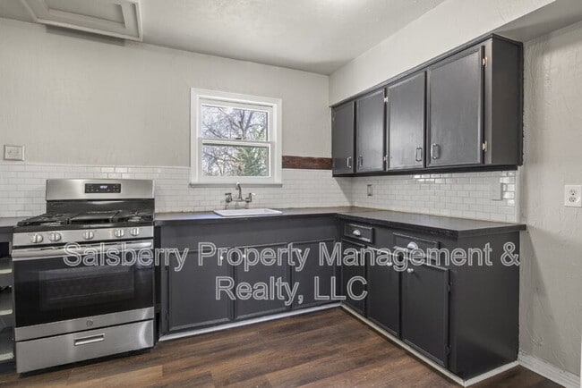 Building Photo - 320 NE 31st St