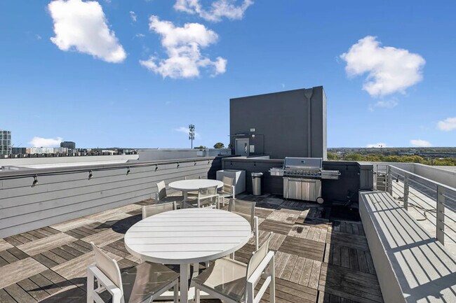 Building Photo - 806 Olympic St