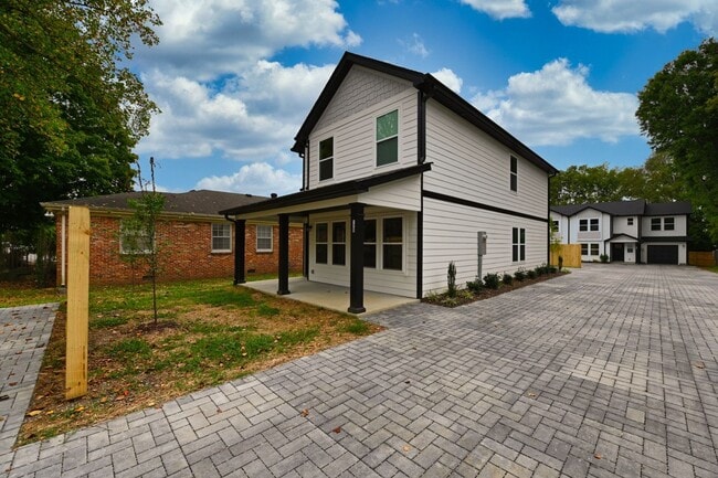 Building Photo - Like New and Move In Ready!