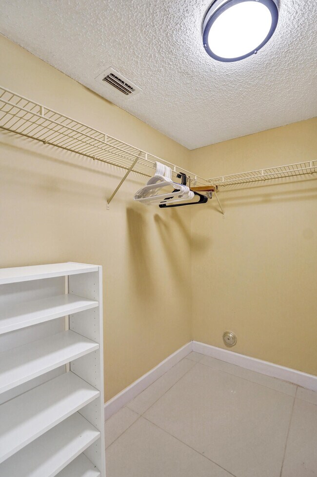 Building Photo - 2659 Carambola Cir N