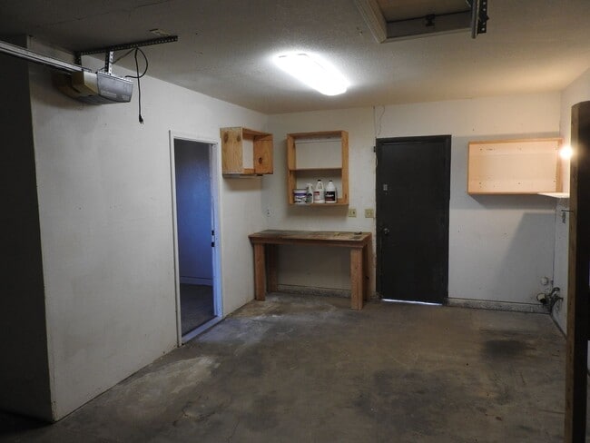 Building Photo - 4 Bedroom with large yard