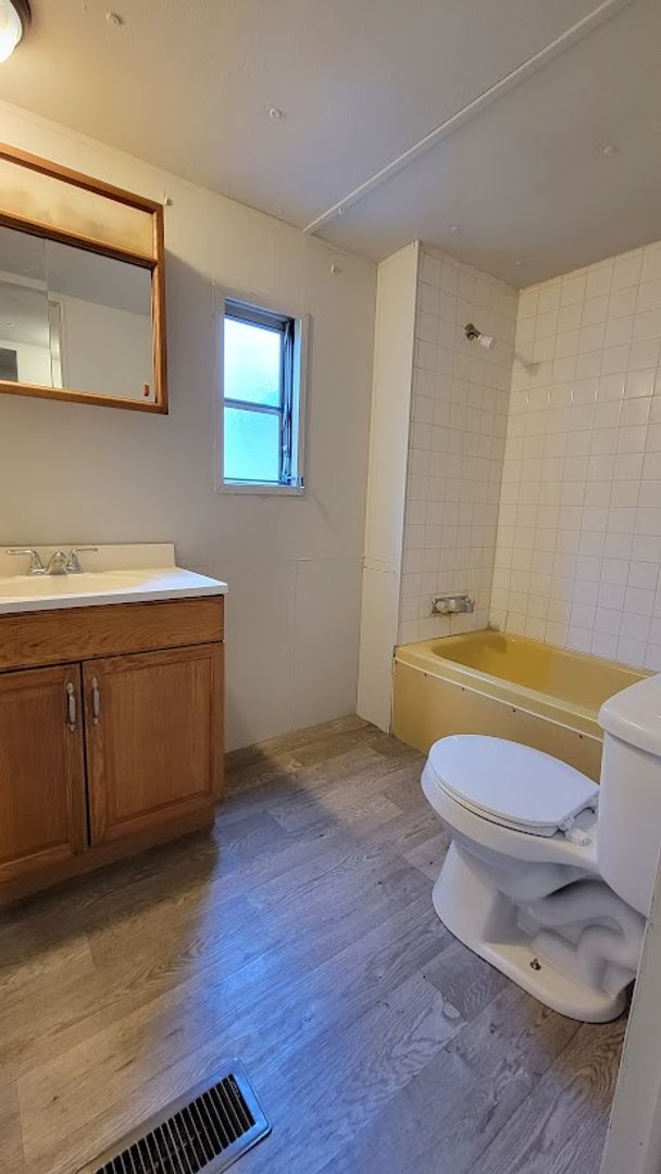 Building Photo - FULLY FENCED! 3 bedroom, 1 bath home plus a covered deck