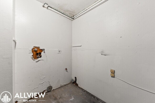 Building Photo - Upgraded 2-Bedroom Townhome in the Gated C...