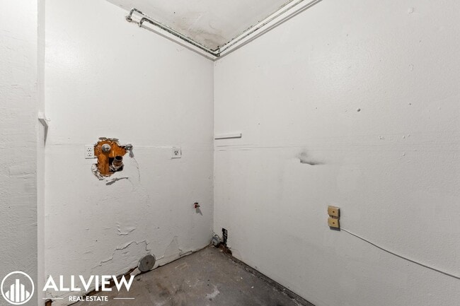 Building Photo - Upgraded 3 Bedroom Townhome in the Gated C...