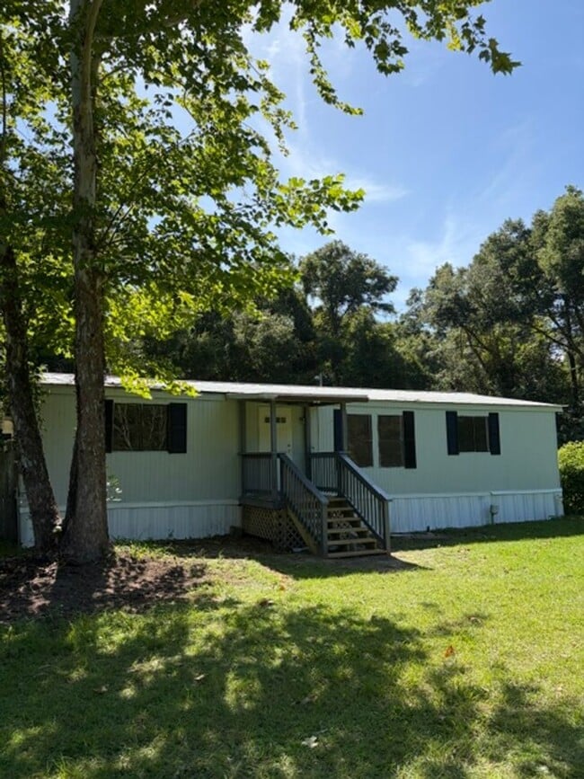 Building Photo - 3 Bedroom Home Available Now!