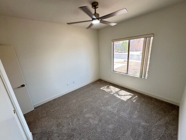 Building Photo - Remodeled 2BD/2BA with Golf & Mountain Vie...