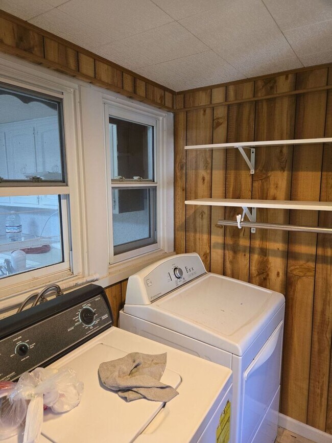 Building Photo - 4-5 Bedroom, 2 Bathroom 2-Story Detached H...