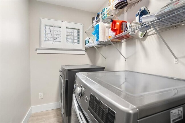 Building Photo - 2026 Harwinor Rd SE