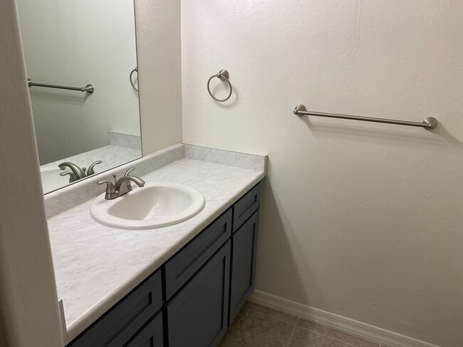 Building Photo - 2 Bedroom in a Gated Community