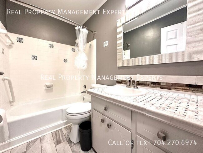 Building Photo - 3311 Tyrone Dr
