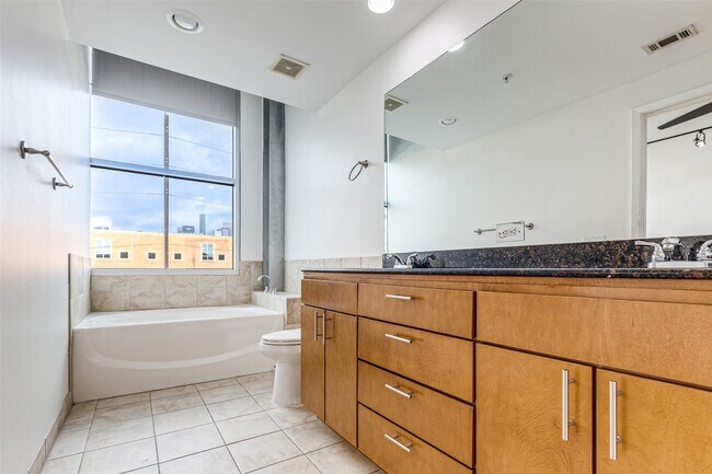 Building Photo - 1312 Live Oak St