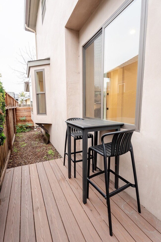 Building Photo - 661 Hampshire Ave