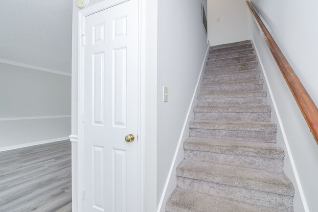 Building Photo - 2 Bed Townhouse!