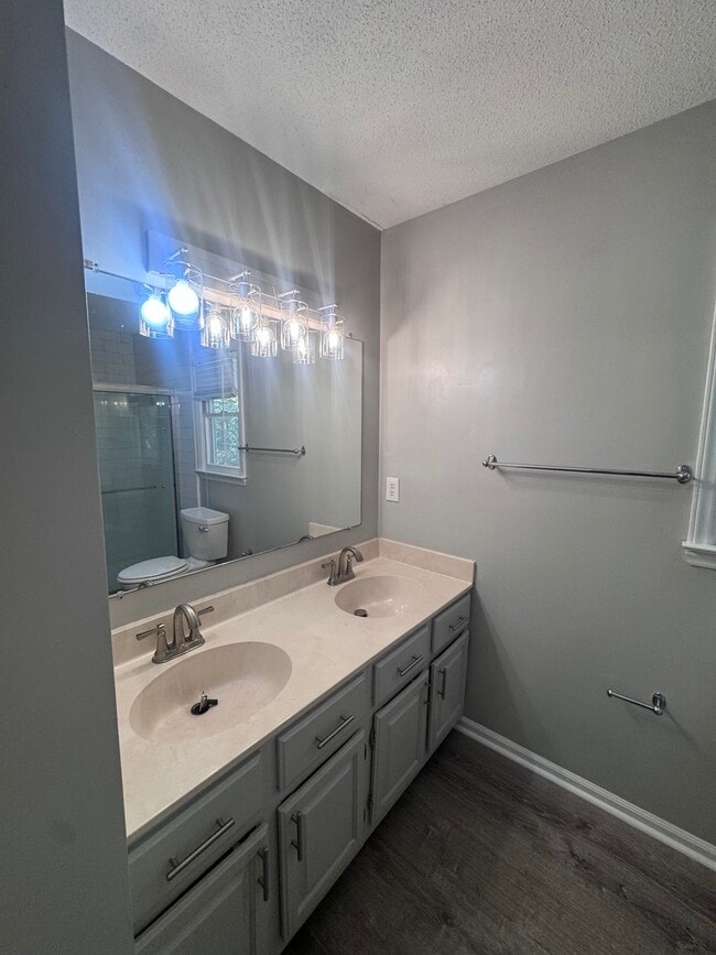 Building Photo - 4218 Queen Victoria Pl