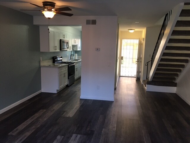 Open Plan-Living Room Townhouse with wood flooring - 1517 Grandon Ave
