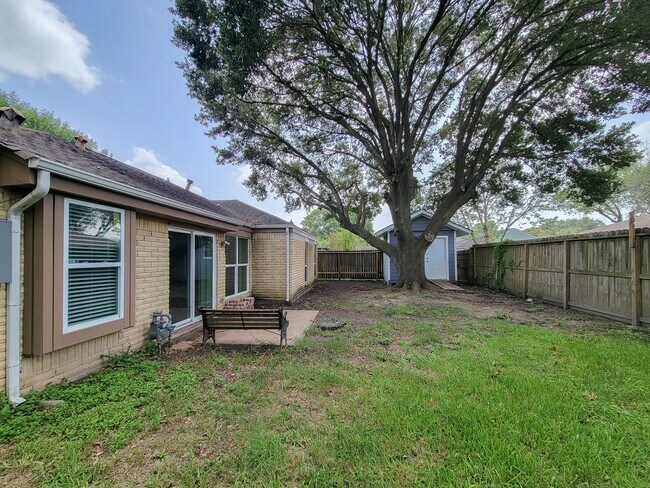 Building Photo - BEAUTIFUL 3 BEDROOM 2 BATH UPDATED HOME WI...