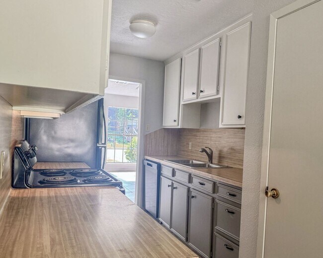 Building Photo - Comfortable 3BR/2BA Home in a Prime Location Near Forest Hills