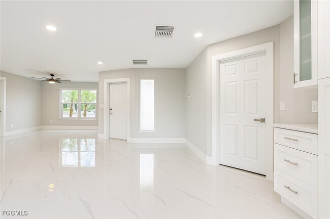 Building Photo - 2210 SE 27th Terrace