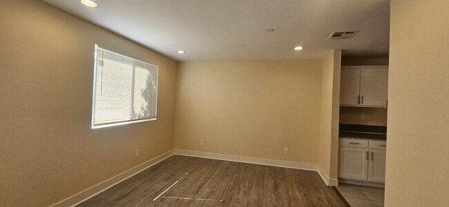 Building Photo - 85(1631)