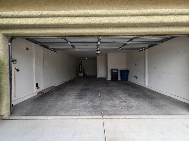 Building Photo - 4 BED, 2 1/2 BATH, 2 STORY HOME!!