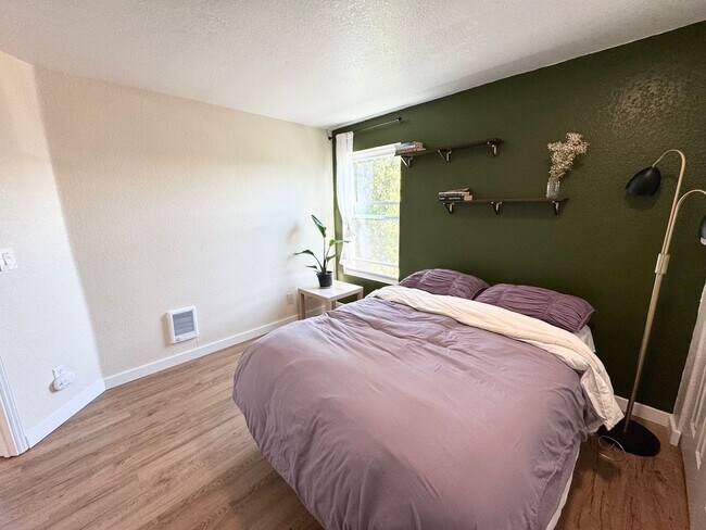 Building Photo - Updated, light flooded corner 1 bedroom 1 bath condo in Madison Valley