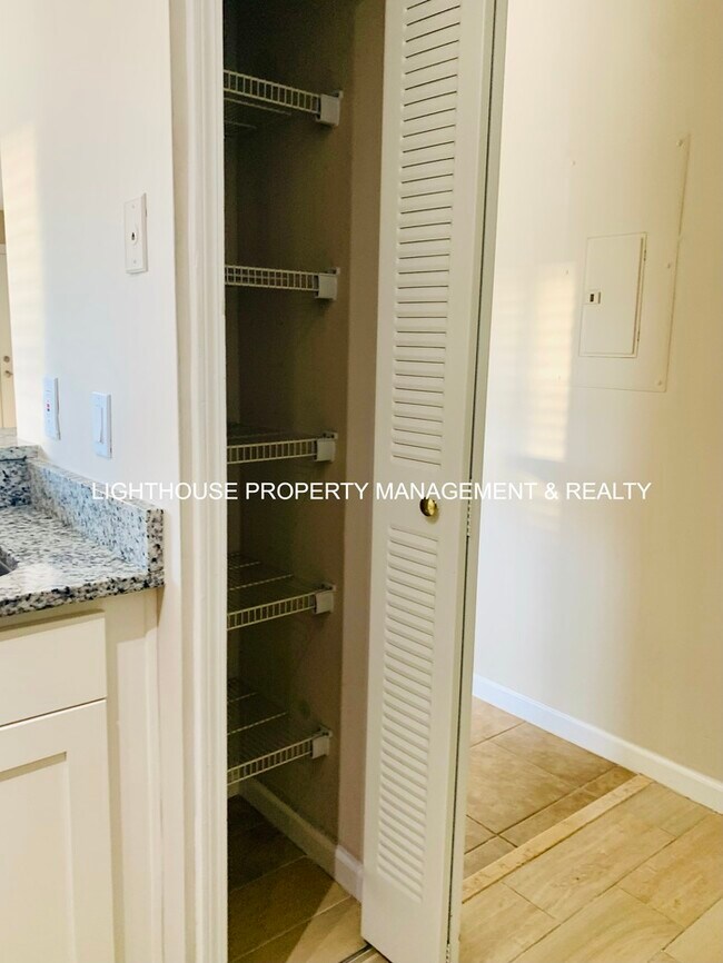 Building Photo - Renovated 2 Bed/1.5 Bath Jax Beach Townhom...