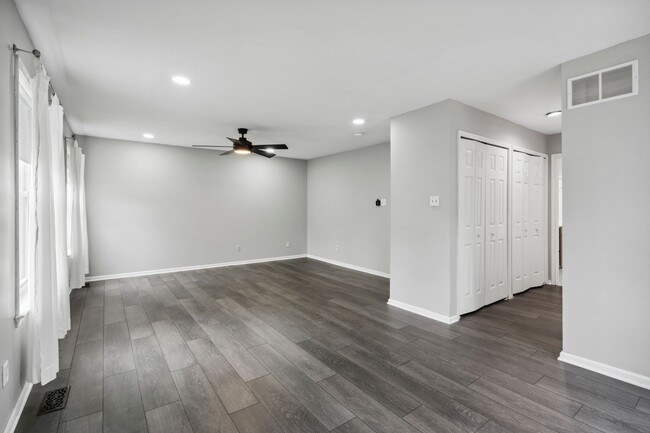 Building Photo - Beautiful Townhome End Unit w/ Garage!