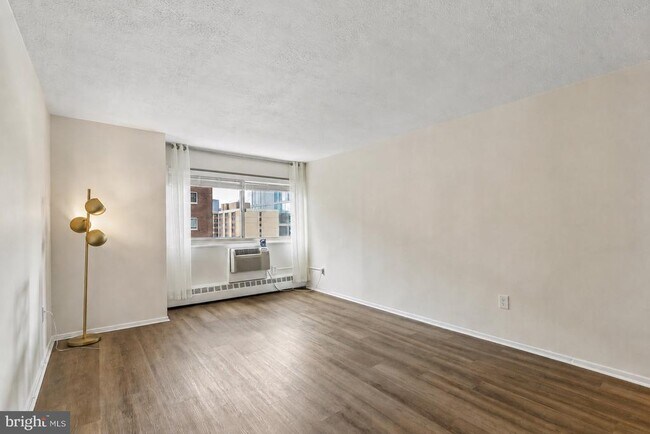Building Photo - 2101 Chestnut St