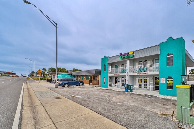 Building Photo - AVAILABLE MARCH 15TH 2026 -Downtown Flagler Beach Furnished 3 bedroom 1 bath!