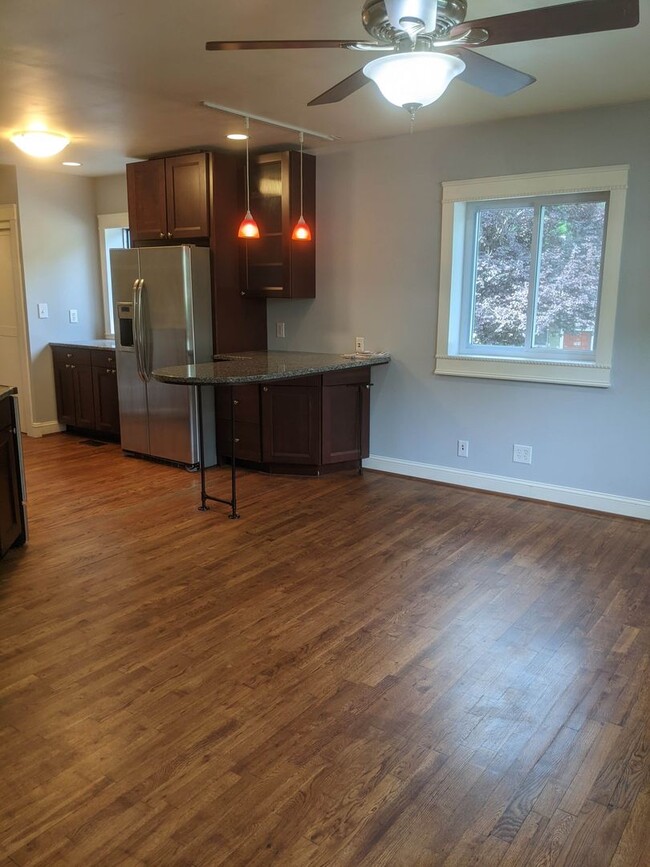 Building Photo - 105 W Longview St