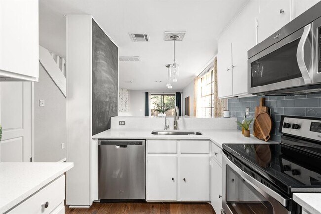 Building Photo - 7122 Wood Hollow Dr