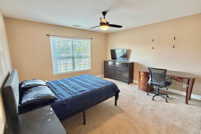 Building Photo - 470 Briarcrest Dr NE