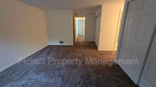 Building Photo - 565 NW Carolyn Ln