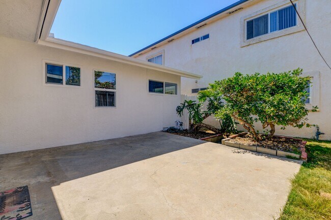 Building Photo - 3 Bedroom House in the Heart of Pacific Be...
