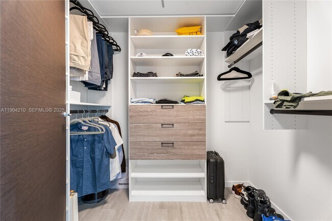 Building Photo - 1000 Brickell Plaza