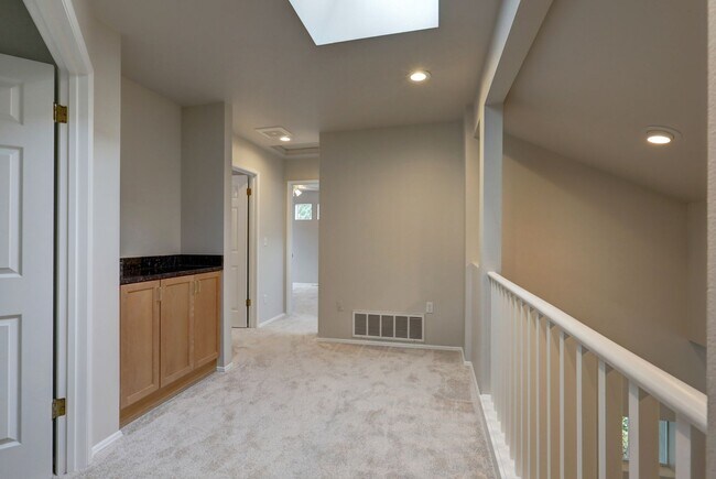 Building Photo - Beautiful 3bd, 2.5ba Home in Klahanie Available!