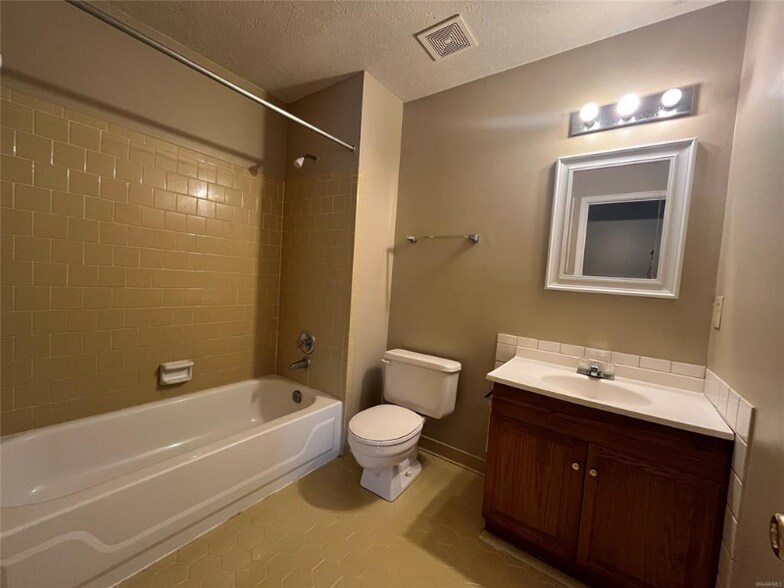 Building Photo - 4142 Strathmore Dr