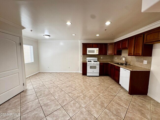 Building Photo - 13525 Vanowen St