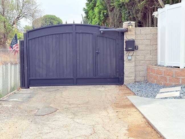 Building Photo - Luxury 3-Bedroom + Bonus Room Home in Gated Shadow Hills Community – Short & Long Term Available