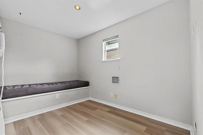 Building Photo - 204 Caney St