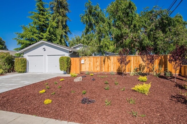 Building Photo - 901 Bing Dr